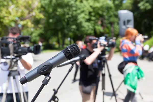 Presskonferens. Mikrofon. — Stockfoto