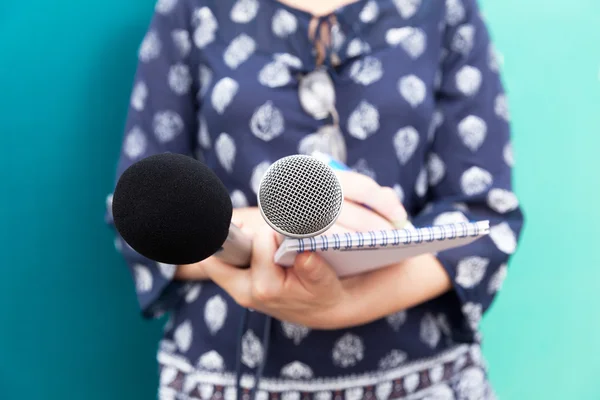 Periodista o reportera en conferencia de prensa, tomando notas , — Foto de Stock