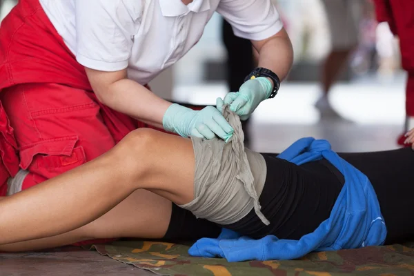 Första hjälpen utbildning. Benskador. — Stockfoto