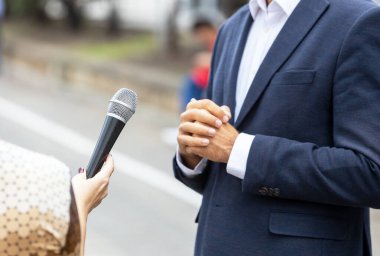 Gazeteci tanınmayan biriyle basın toplantısı yapıyor. Vox populi kavramı.