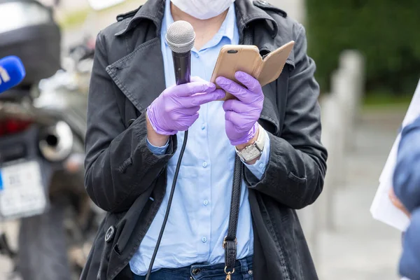 Une Journaliste Portant Des Gants Protection Masque Facial Contre Coronavirus — Photo