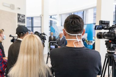 Coronavirus COVID-19 salgını sırasında basın etkinliği veya basın konferansında gazeteciler ve kamera operatörleri