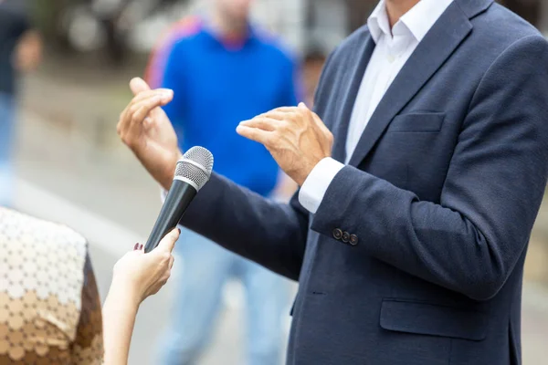 Reportero Haciendo Una Entrevista Con Una Persona Irreconocible Concepto Vox — Foto de Stock