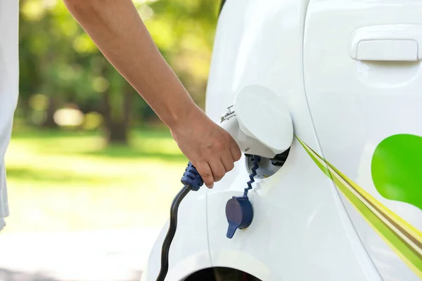 Batterijlading Van Elektrische Auto Bij Laadstation Natuur — Stockfoto