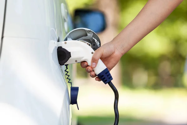 自然充电站的电动汽车蓄电池充电 — 图库照片