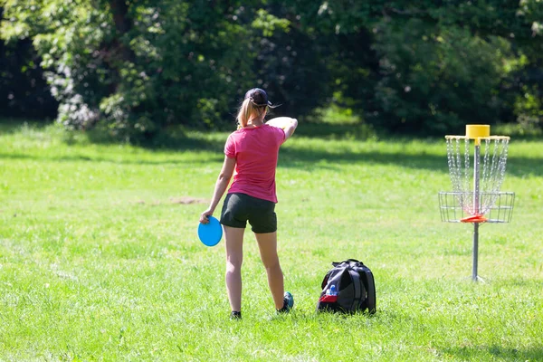 Jovem Mulher Jogando Disco Voador Jogo Golfe Esporte Parque Público — Fotografia de Stock