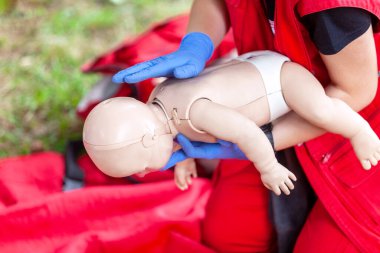 Bebek ya da çocuk boğulmak için ilk yardım kursu