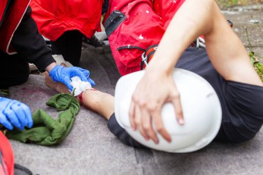 İş sonrası ilk yardım ya da şantiyede kaza. El yaralanması.
