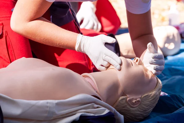 Meting Van Pols Hartslag Tijdens Reanimatie Ehbo Training — Stockfoto