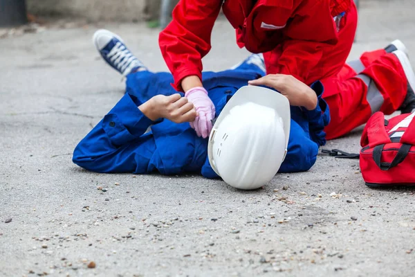 Eerste Hulp Het Werk Ongeval Bouwplaats Rechtenvrije Stockfoto's