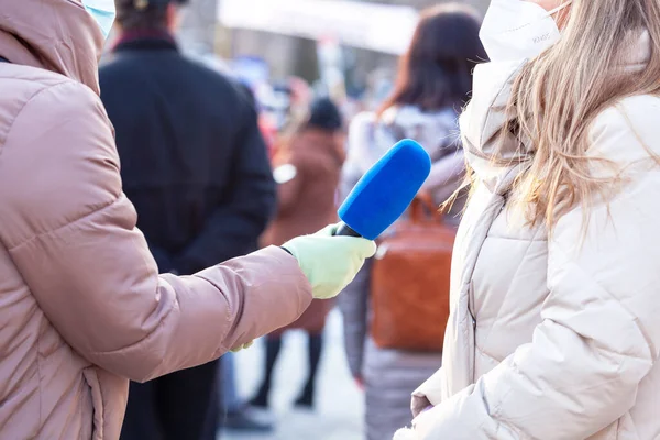 Journaliste Portant Masque Protecteur Contre Coronavirus Covid Tient Microphone Pour — Photo