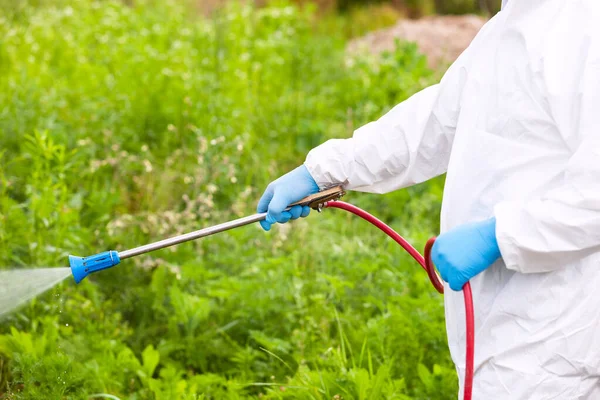 害虫駆除作業員が殺虫剤や農薬を屋外に散布 — ストック写真