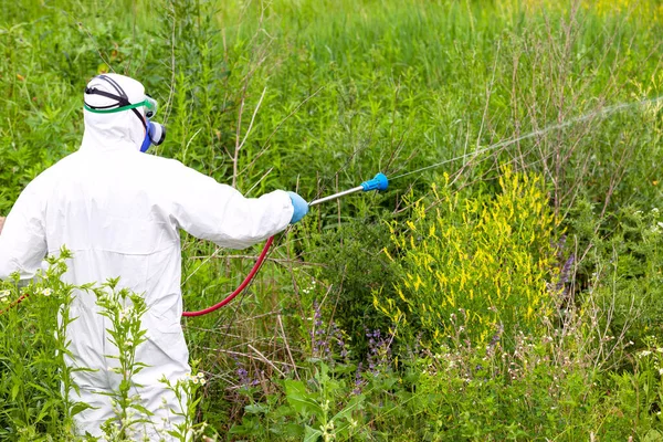 害虫駆除作業員が殺虫剤や農薬を屋外に散布 — ストック写真