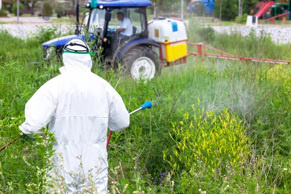 害虫駆除作業員が殺虫剤や農薬を屋外に散布 — ストック写真