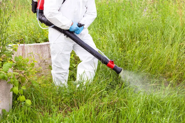 Obrero Control Plagas Rociando Insecticidas Pesticidas Aire Libre —  Fotos de Stock