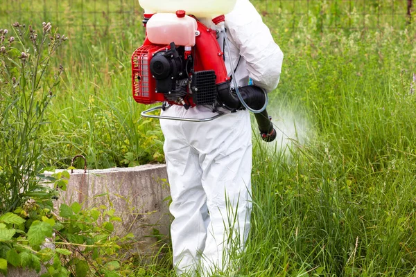 害虫駆除作業員が殺虫剤や農薬を屋外に散布 — ストック写真