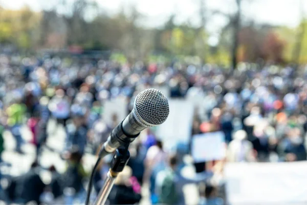 Protesta Manifestación Pública Enfoque Micrófono Multitud Borrosa Personas Fondo — Foto de Stock