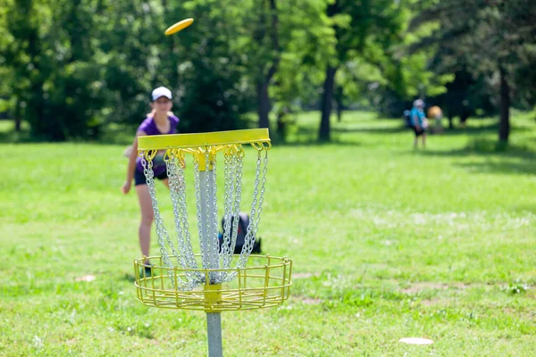 Jovem Mulher Jogando Disco Voador Jogo Golfe Esporte Natureza — Fotografia de Stock