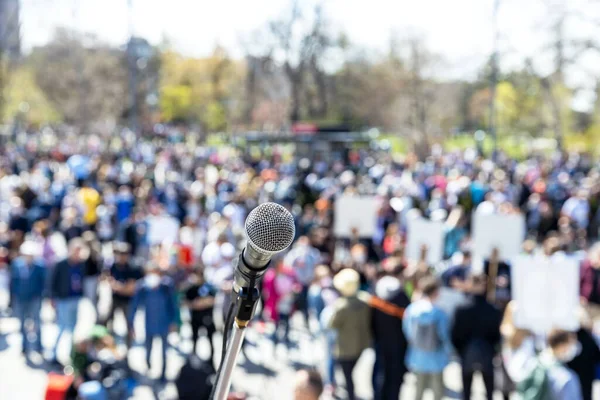 Protesto Demonstração Pública Foco Microfone Turva Multidão Pessoas Segundo Plano — Fotografia de Stock
