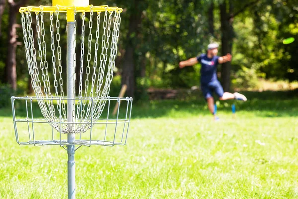 市内公園や自然で空飛ぶ円盤ゴルフゲームをプレイ男 — ストック写真