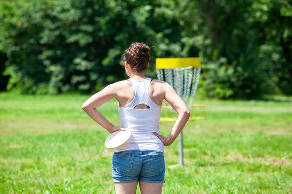 Genç Bir Kadın Parkta Uçan Disk Golf Oynuyor — Stok fotoğraf
