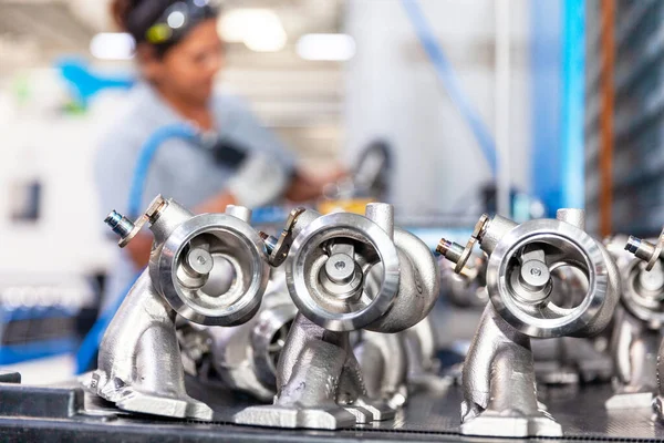 Novas Peças Carro Fabricado Fábrica Desfocada Trabalhadora Automotiva Trabalho — Fotografia de Stock