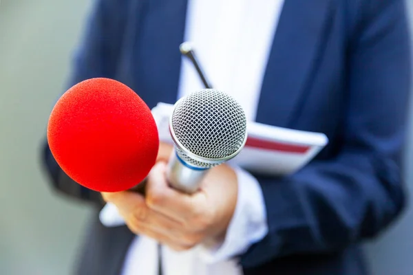 Microfoon Beeld Vrouwelijke Journaliste Persconferentie Die Aantekeningen Schrijft Public Relations — Stockfoto
