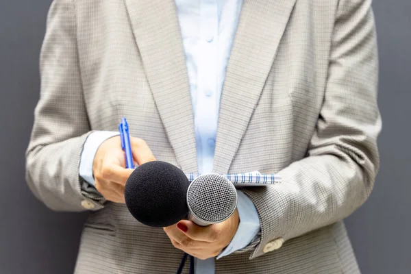 Ženské Novinářky Tiskové Konferenci Nebo Mediální Akci Psaní Poznámek Držení — Stock fotografie