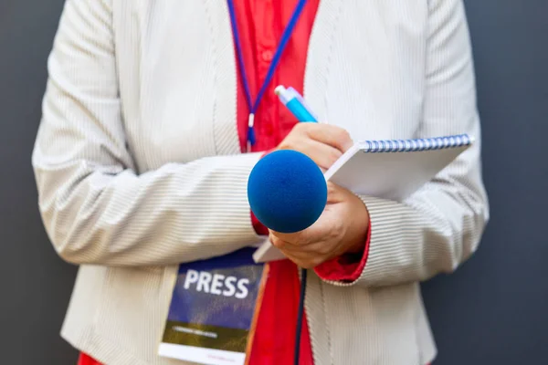 Vrouwelijke Journalist Verslaggever Persconferentie Media Evenement Journalistiek Concept — Stockfoto