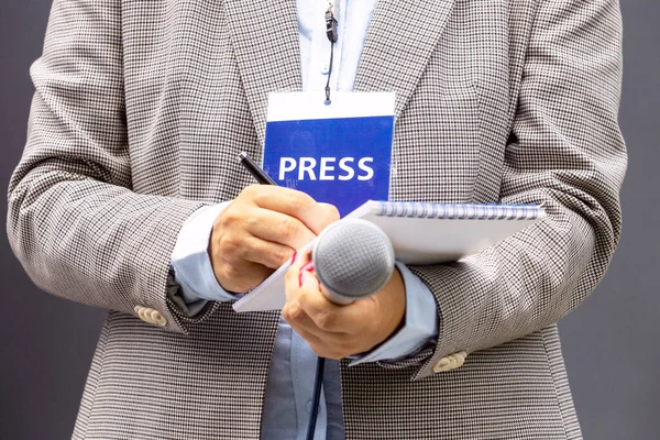 Жінка Репортер Прес Конференції Або Медіа Заході Пишуть Нотатки Тримають — стокове фото