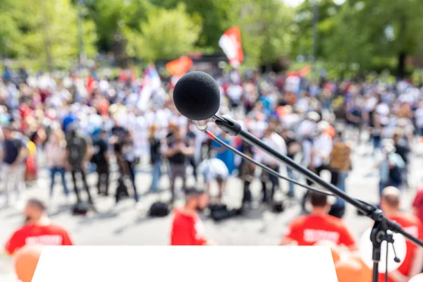 政治抗议 集会或示威 集中在麦克风上 背景中的人群模糊不清 — 图库照片