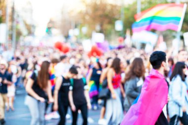 LGBT geçit törenine katılanların bulanık fotoğrafı. Neşeli gurur.