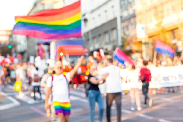 LGBT geçit törenine katılanların bulanık fotoğrafı. Neşeli gurur.