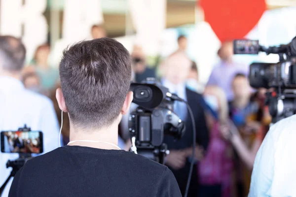 Kameraman Filmar Mediehändelse Eller Nyhetskonferens Med Videokamera — Stockfoto