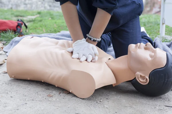 Paramedic demonstrates CPR on a dummy — Stock Photo, Image