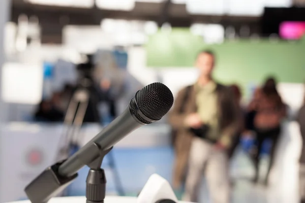 Microphone in focus against blurred background — Stock Photo, Image