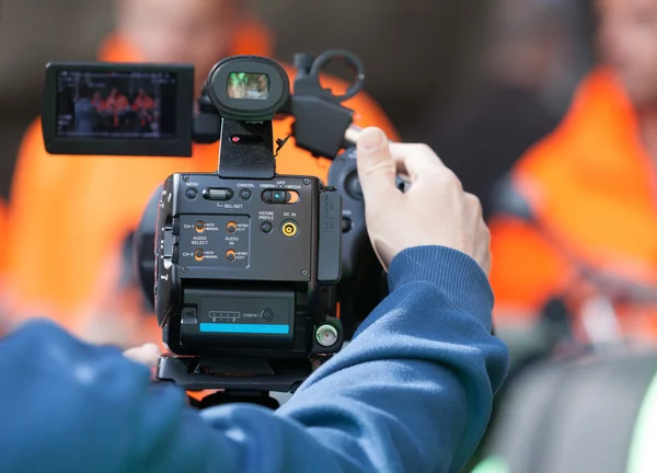 Aufnahme eines Ereignisses mit einer Videokamera — Stockfoto