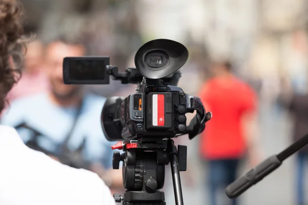 Filmen van een evenement met een videocamera — Stockfoto