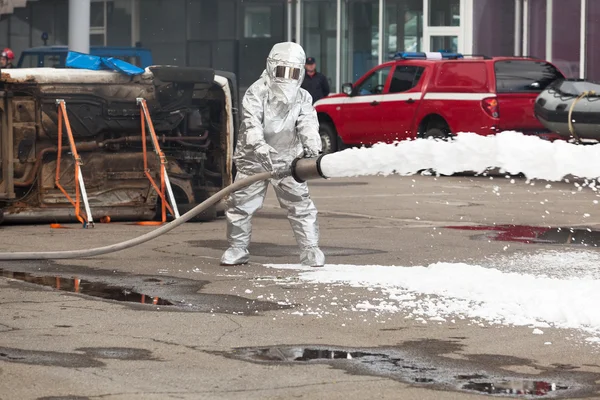 Bombeiros pulverizar espuma de combate a incêndios Imagens De Bancos De Imagens