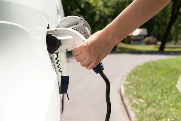 Laden von Elektrofahrzeugen — Stockfoto