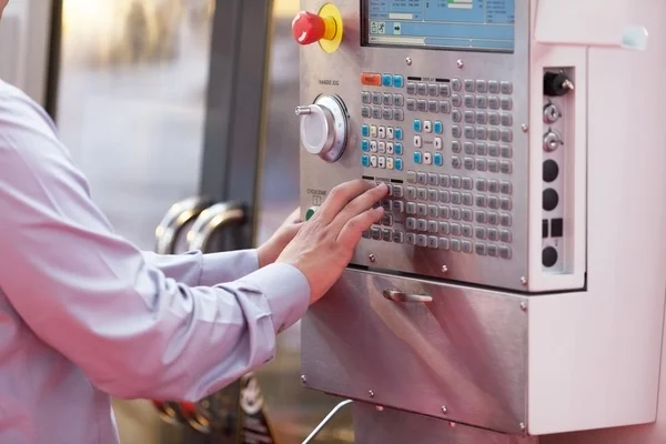 Hombre que trabaja en la máquina programable — Foto de Stock