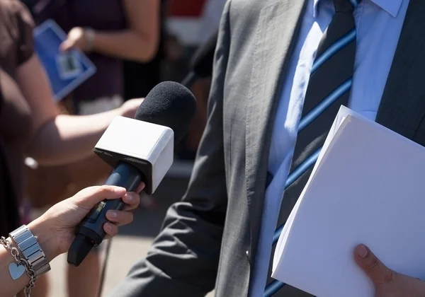 Periodista haciendo entrevista mediática con empresario — Foto de Stock