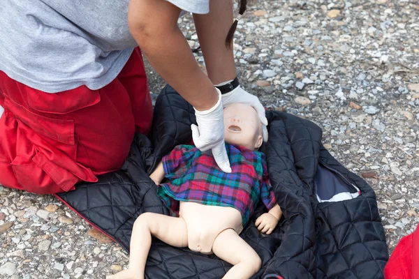 Manichino neonato pronto soccorso — Foto Stock