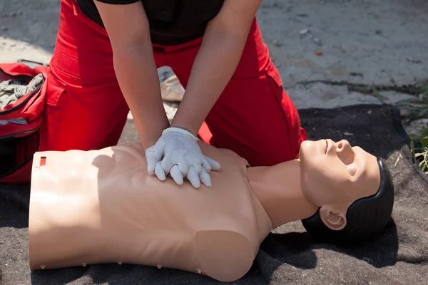 Primeros auxilios. Reanimación cardiopulmonar (RCP) ). — Foto de Stock