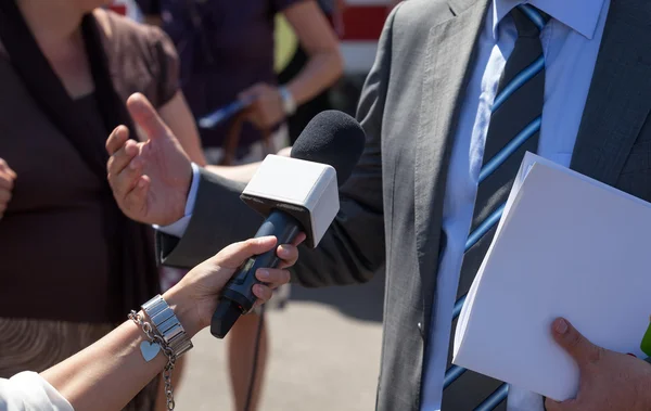 Reporter making interview — Stock Photo, Image