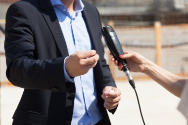 Medya röportaj. El hareketleri.