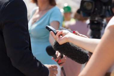 Basın toplantısında. Medya röportaj.