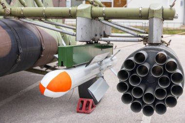 Sovyet saldırı helikopteri, çok tüplü roket fırlatma kapsülleri ve tanksavar güdümlü füzelerle donatılmış, kamufle edilmiş askeri havacılık donanımı sergileniyor.