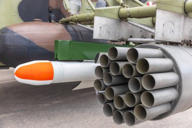 Sovyet saldırı helikopteri, çok tüplü roket fırlatma kapsülleri ve tanksavar güdümlü füzelerle donatılmış, kamufle edilmiş askeri havacılık donanımı sergileniyor.