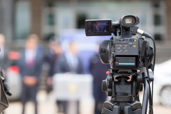 News conference. Filming an event with a video camera. — Stock Photo, Image